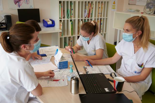 Des soignantes tiennent une réunion dans leur bureau