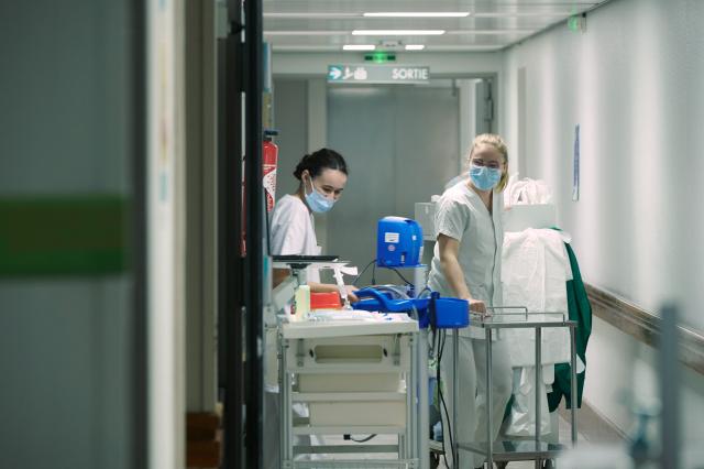 Soignants dans les couloirs de l'hôpital